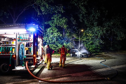 Geparkeerde auto zwaarbeschadigde na brand in Dalen — foto 3 van 3