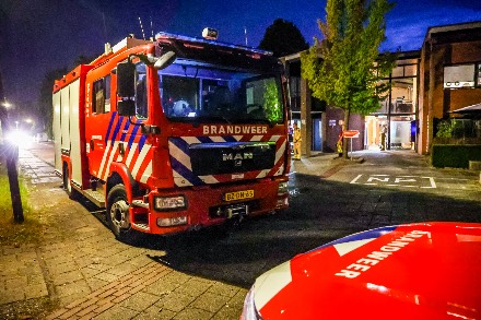 Brandweer urenlang bezig met gevaarlijke dampen bij Cosis in Beilen, deel gebouw ontruimd — foto 4 van 4