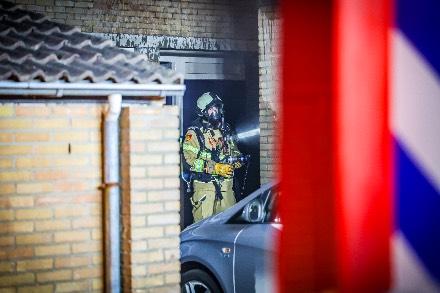 Uitslaande brand in schuurtje bij woning in Emmen — foto 6 van 8