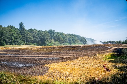 Brandweer bestrijdt akkerbrand in Eursinge — foto 4 van 5