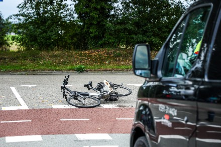 Fietser gewond na botsing met bestelbus in Emmen — foto 2 van 3