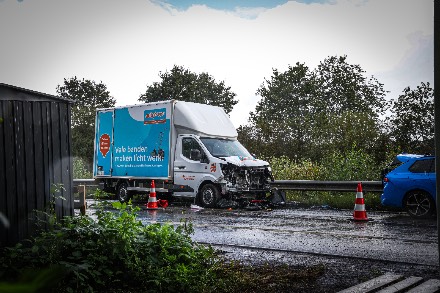 Veel schade na botsing bij Duitse Grenscontrole A37 bij Zwartemeer — foto 2 van 3