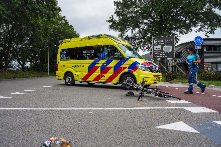 Fietser gewond na botsing met bestelbus in Emmen — foto 3 van 3