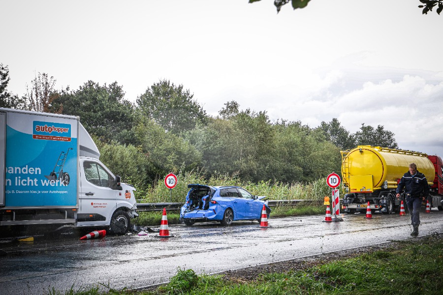 Veel schade na botsing bij Duitse Grenscontrole A37 bij Zwartemeer — Zwartemeer