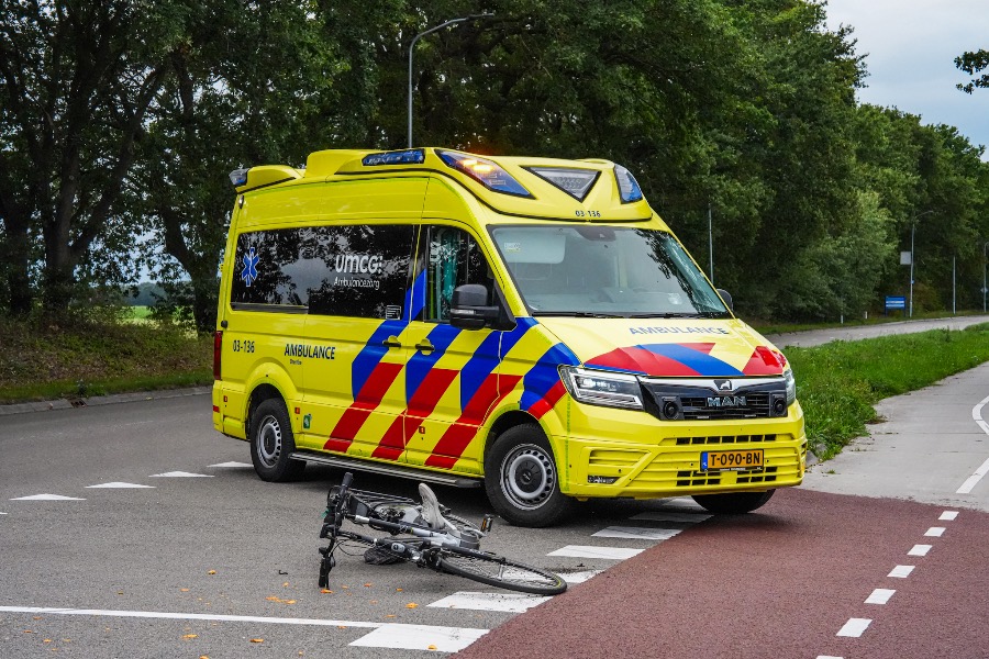 Fietser gewond na botsing met bestelbus in Emmen — Emmen