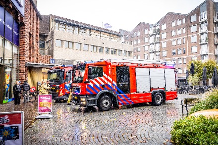 Hulpdiensten rukken uit voor rookontwikkeling in ondergrondse parkeergarage Emmen — foto 4 van 5