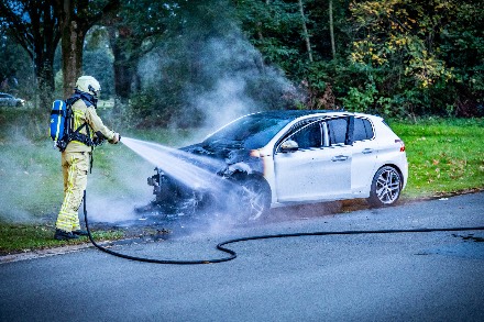 Auto brandt volledig uit in Emmen — foto 6 van 6