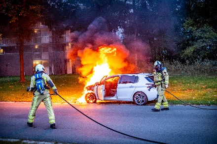 Auto brandt volledig uit in Emmen — foto 2 van 6
