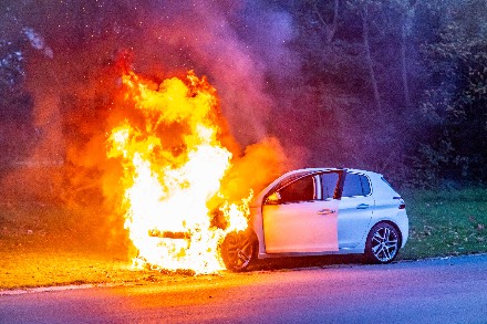 Auto brandt volledig uit in Emmen — foto 5 van 6