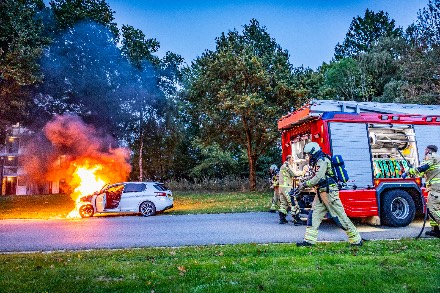 Auto brandt volledig uit in Emmen — foto 1 van 6