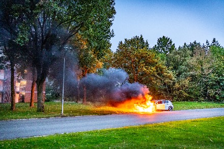 Auto brandt volledig uit in Emmen — foto 4 van 6