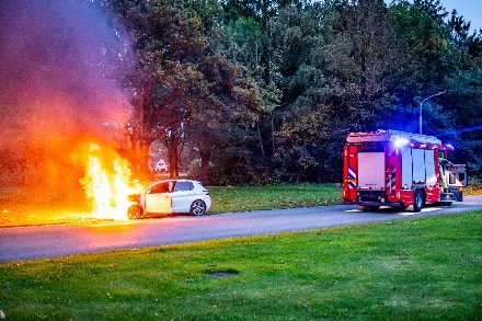 Auto brandt volledig uit in Emmen — foto 3 van 6