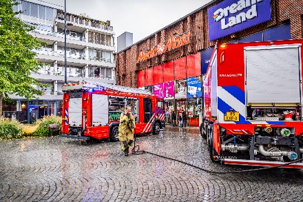 Hulpdiensten rukken uit voor rookontwikkeling in ondergrondse parkeergarage Emmen — foto 3 van 5