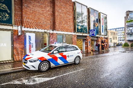 Hulpdiensten rukken uit voor rookontwikkeling in ondergrondse parkeergarage Emmen — foto 5 van 5