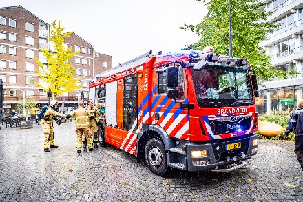 Hulpdiensten rukken uit voor rookontwikkeling in ondergrondse parkeergarage Emmen — foto 1 van 5