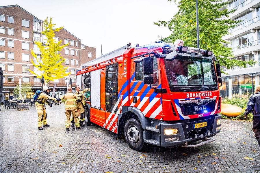 Hulpdiensten rukken uit voor rookontwikkeling in ondergrondse parkeergarage Emmen — Emmen