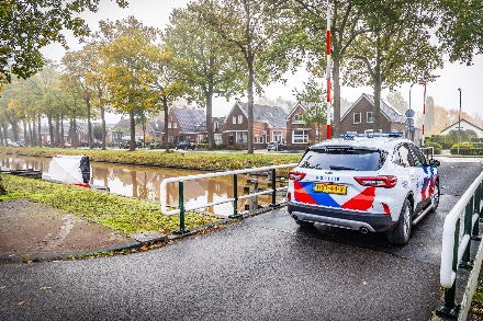 Ernstig ongeval in Ter Apel; Persoon raakt te water en overlijdt — foto 4 van 4